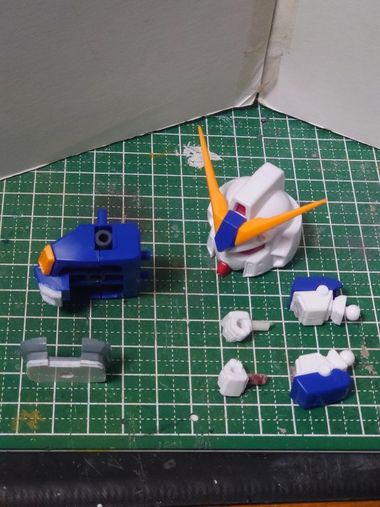 頭部…アンテナを削ってシャープに。腕部…手首にロール可動を組み込む。プラパイプを入れて設定に近づける。腹部…寸詰まりに見えるので、2mm延長。胸部…腹部の延長に合わせてコクピットブロックを延長工作する。以上の点をいじることに。