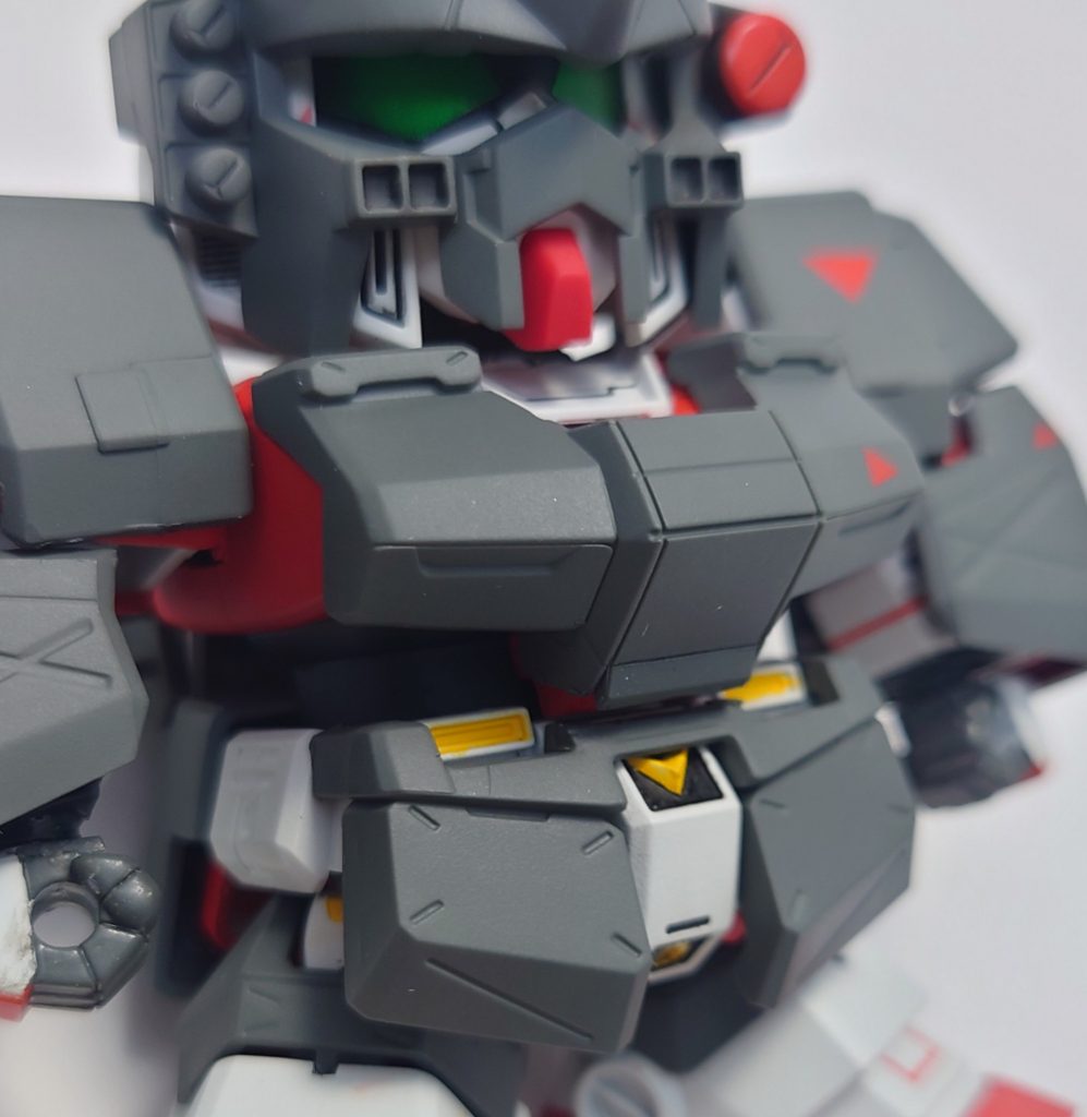 このチョバムアーマーはそのままだと騎士アレックスの拘束具のようですね。胴体は1パーツ構成にするために腹部と腰のダクトが重複しているため、それらをきれいに切り取るだけでかなり見栄えがよくなります。しかし昔のBB戦士オリジナルのヘッドギアが公式に認められてMGver2や漫画版0083に取り入れられることになろうとは…。