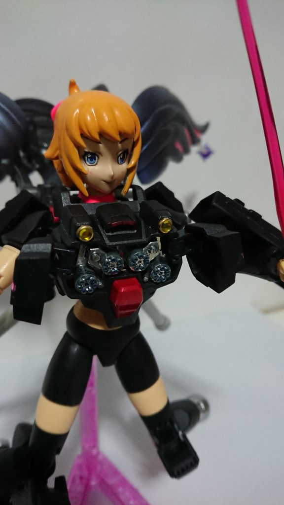 胸部アーマー展開でガトリング砲が使用できます。襟部分は白でしたが今回の改修時に蛍光ピンクに塗りました。ガトリング砲はわかりにくいですがウェザリングマスターで青くしました。