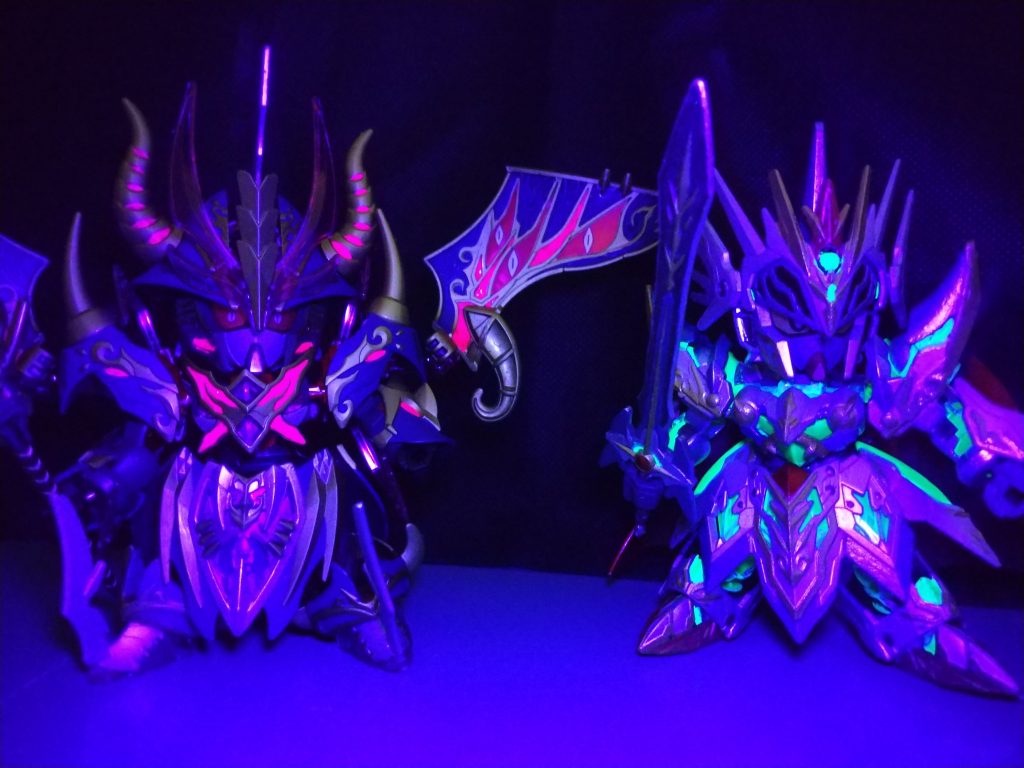 ウッキウキでブラックライトを照らしてみたけど、イージスさんのピンククリアパーツは光らないんですね