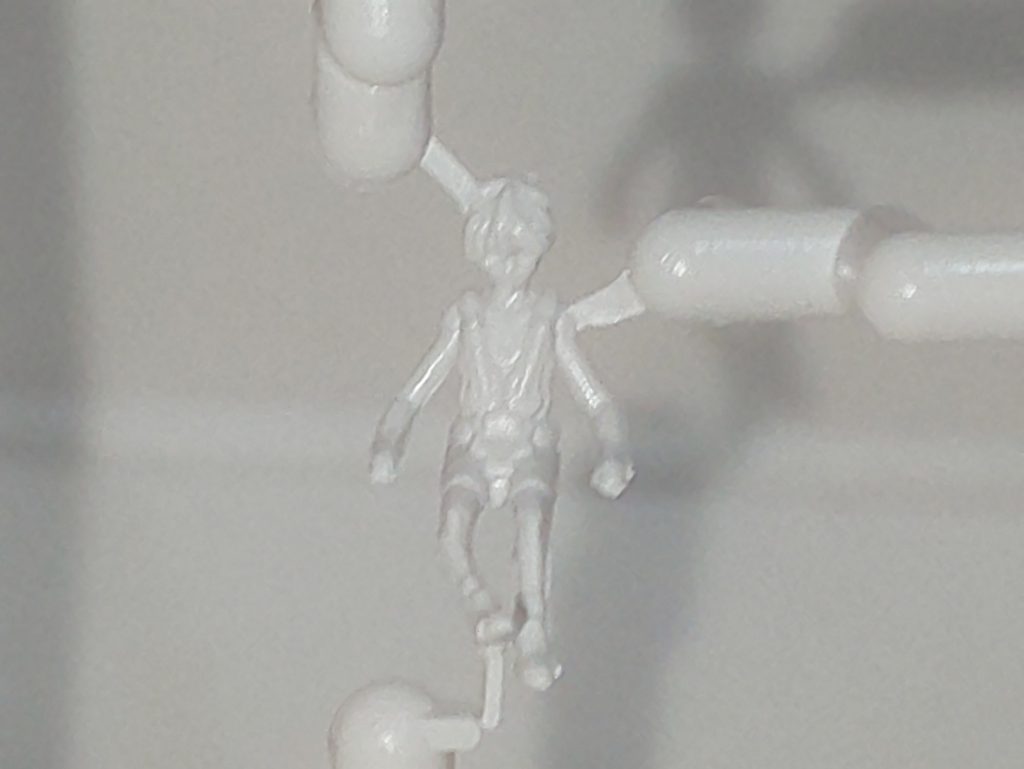 キット開封した際のパイロットフィギュアのヒイロ。初期不良で右足が折れてました。 ははーん、さてはこいつ、OZの基地脱出した直後だな！？