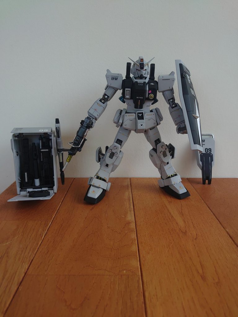 ガンダムシールドをカラー統一して持たせました。盾はデカい方がカッコいいな。