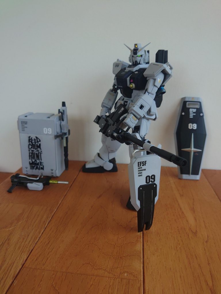 180mmキャノンもでかくてカッコいいわ～。 ビームライフルは磁石を仕込んで、コンテナに張り付けてます。 