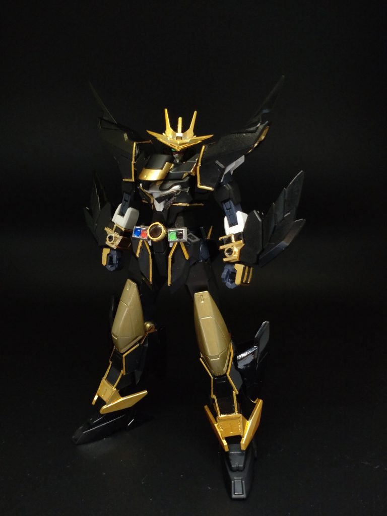 アルティメットフォームの攻撃的なフォルムを再現するため、腕はメルクワン、脚部はサタニクスを加工して制作。肩パーツはストライクフリーダムの肩を加工。特徴的なアンテナはアースリィを軸にビルダーズパーツのアンテナシリーズで加工。通常のクウガよりも大型に作り威圧感を出しました。