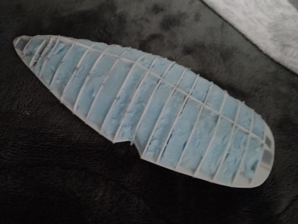 フルスクラッチは船のような骨組みを作り軽い素材を詰め込んで表面をエポパテで固めてます