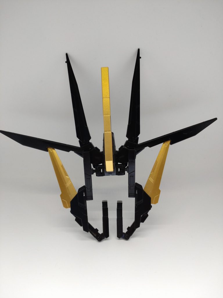 プラモオリジナルギミックとして、クウガのクレスト風バックパック【アルティメットフェザー】を制作。設定としては、最大稼働時にモーフィングパワーにより召喚され、展開されるアルティメットの翼。あくまでも趣味で追加で制作したものです。