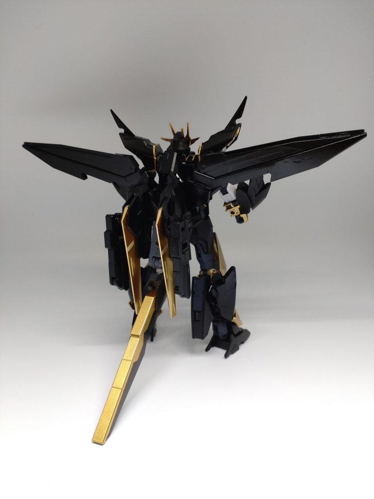 アルティメットフェザーを折りたたんだ状態。ルナゲイザーのヴォワチュール・リュミエールのユニットを流用しているので、綺麗に背面に折りたたまれます。真ん中の角はテールスタビライザーとして機能します。