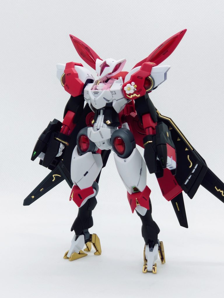 ノンキネティックポッドはイメージと合わなかったので外し、展開式のウィングユニットを付けています。胸元のクリアパーツは外してネイル用の白い薔薇のパーツを、左肩には名前から連想出来る桜の花をつけました。その他全身に同じくネイル用のゴールドラインを使って御本人のイメージから逸脱しない程度に装飾を追加しました。