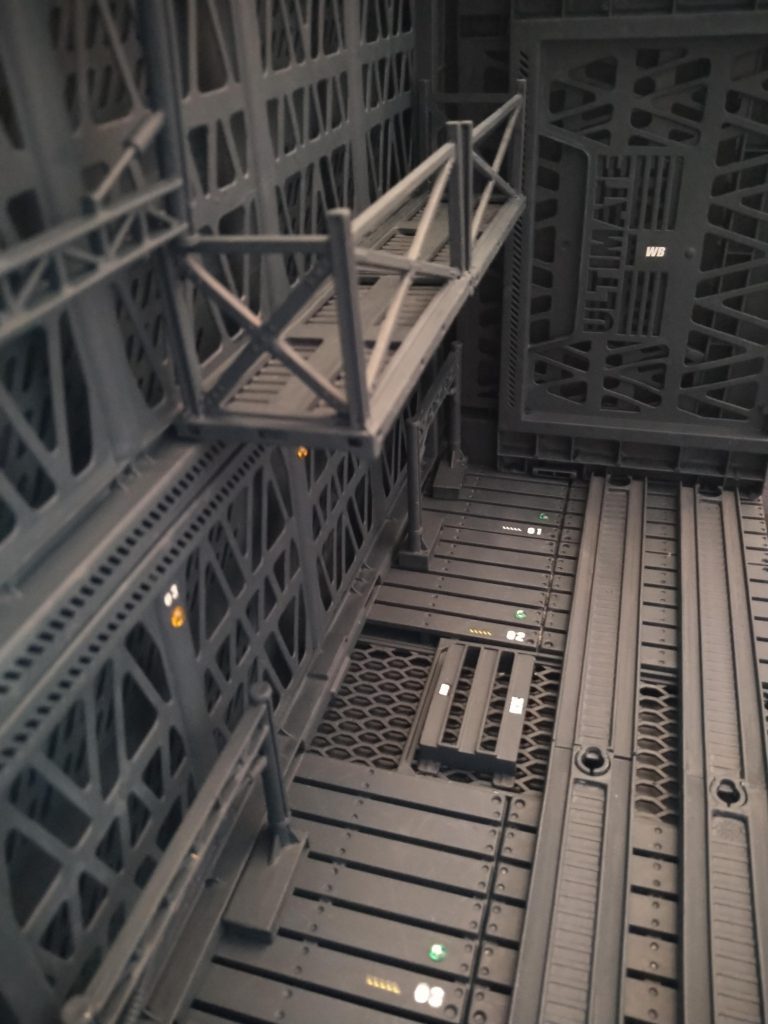 アップにすると臨場感が伝わってきますね。ガンプラデカールのWBや数字を貼り付けています。