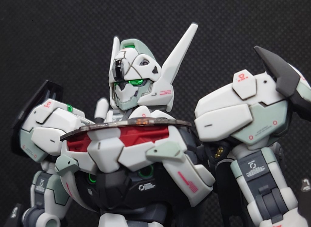 頭部アンテナは内側を削って薄くしました。ツインアイ等センサー系は付属のシールを切り抜いて貼ったあと、レジンを上から塗布しています。蛍光カラーも良いのですが、特にツインアイは写真が下手で分かりづらいですがかなり輝きが良く、個人的にお気に入りです。