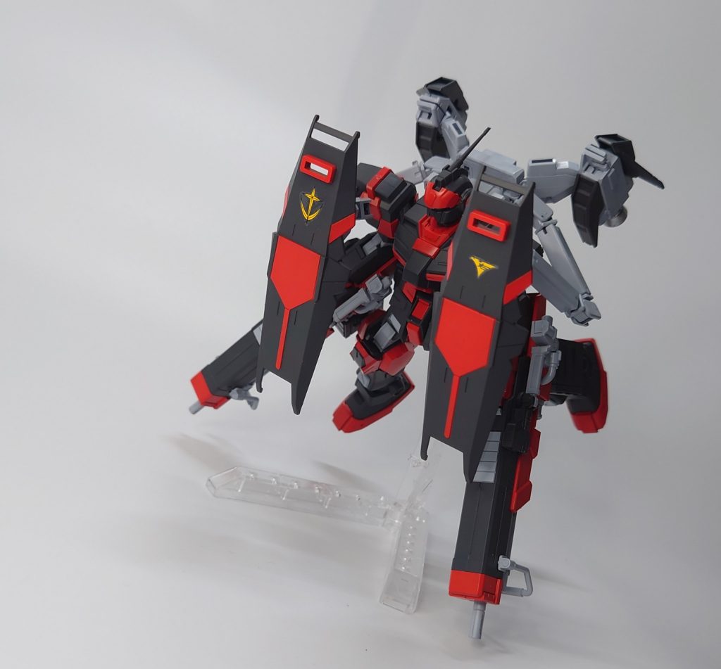 両手が塞がってて盾が持てないので背中に背負わせアームで伸ばして構えるサンダーボルト方式にしましたただ咄嗟に構えるとかは出来なさそうなので使い時は限られそう