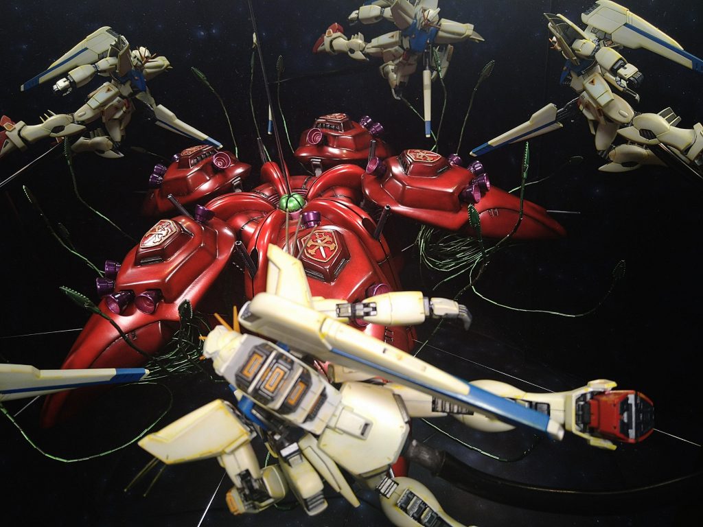 MAの中では小さい方でも1/100ラフレシアに5機のF91でかなり大きな作品に見えるかもしれませんが実は・・・↓