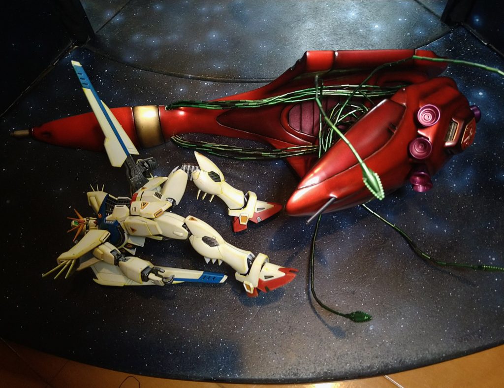 実は作ったのはラフレシアは5等分の1、F91は残像含めて1機のみです合わせ鏡を使いそれぞれ5倍に増やしています大きな鏡2枚を72°の角度で交差させる合わせ鏡ですね