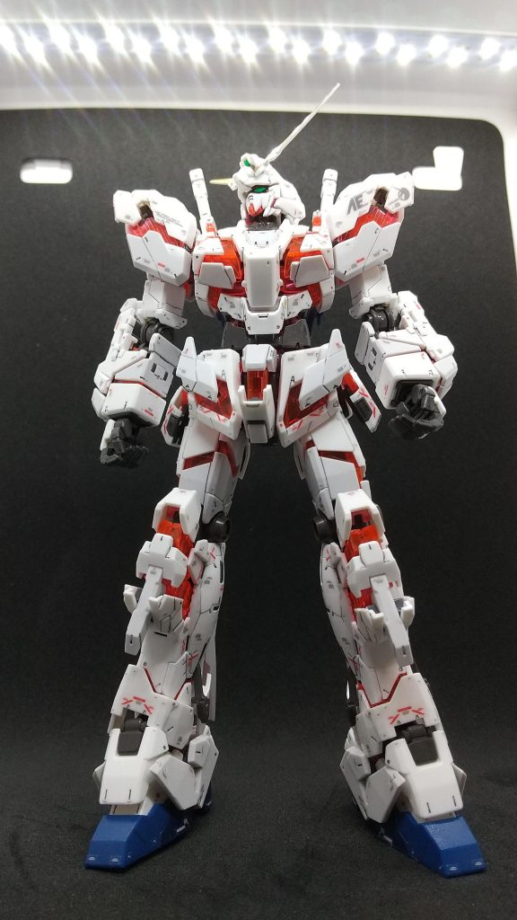 デストロイモード！変形機構がすごい。頭部以外は完全変形。頭部だって、ほとんど再現できてます。今回、小さな撮影ベースを購入しました。3coinsのものです。1/144でギリギリかなぁ。LEDライトがばっちり写り込んでしまってます。