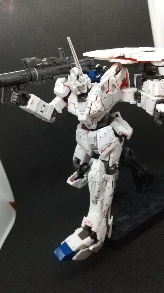 アクション！完全変形でもよく動く！ハイパーバズーカ、ビームマグナム、シールド、ビームサーベルが付属しているので、立像としてだけでなく、アクションもつけられます。