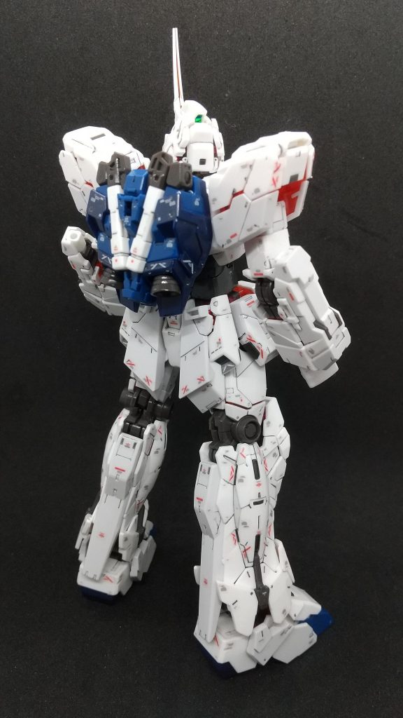 一番の違いは背面。バックパックの形状が異なります。デストロイモードになったときの、左右のバーニアが違います。（写真、撮り忘れた・・・）