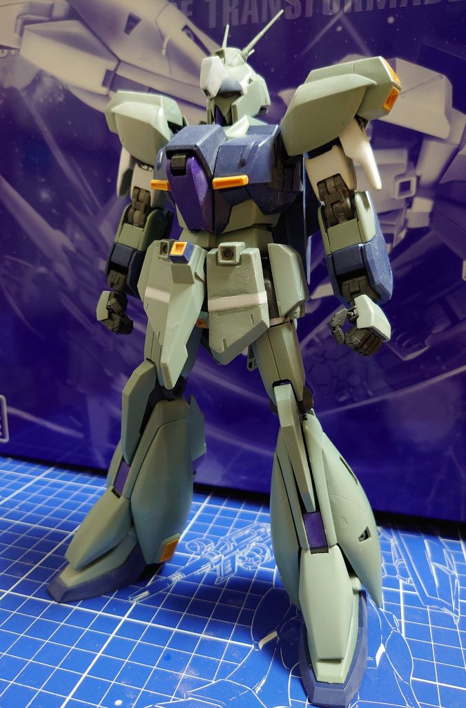 二の腕はMGザク2.0から移植。大腿部付け根で3mm延長。ニークラッシャーの大型化、形状変更。腰前アーマーの延長。おでこ大型化など。主にSSPとプラ板作業です。