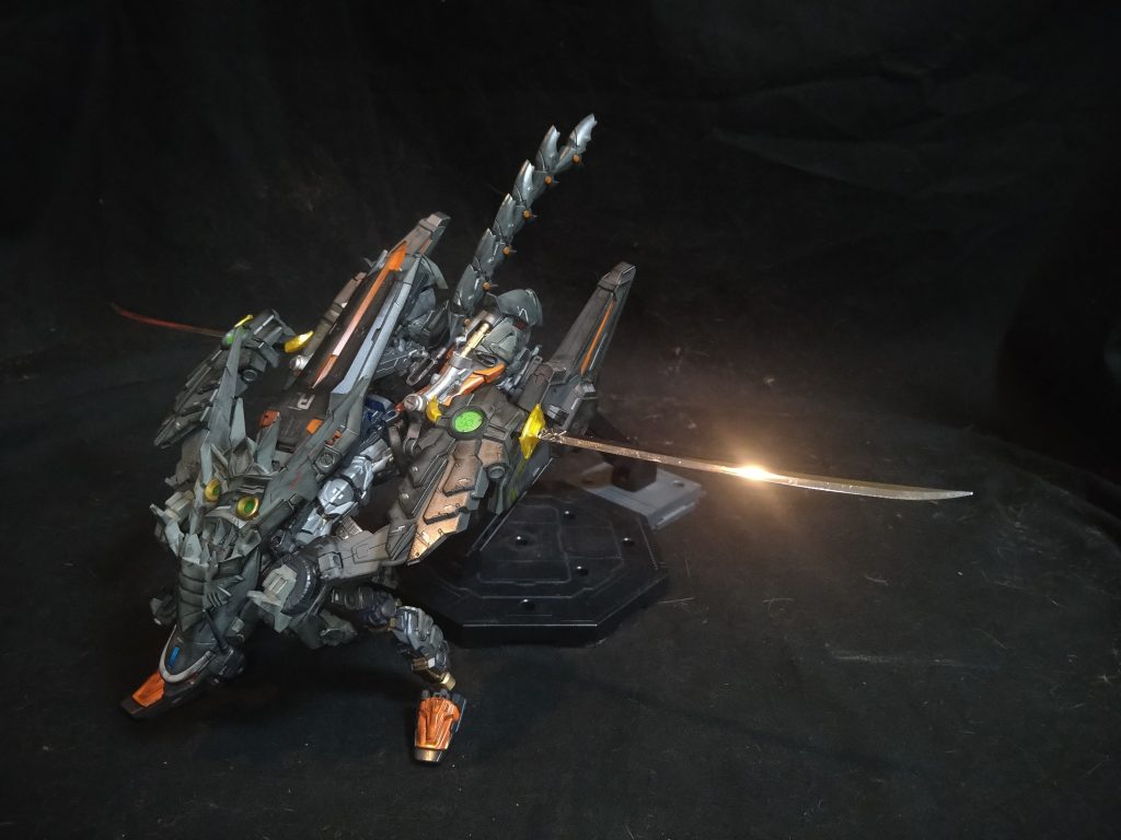 ブレードはフレキシブルアームにより展開可能