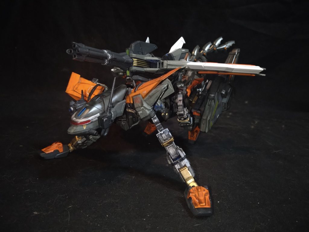 モード セカンドLブルーフレームの外装を使用した形態大型ガトリングを主兵装とし、火力を上げた機体です