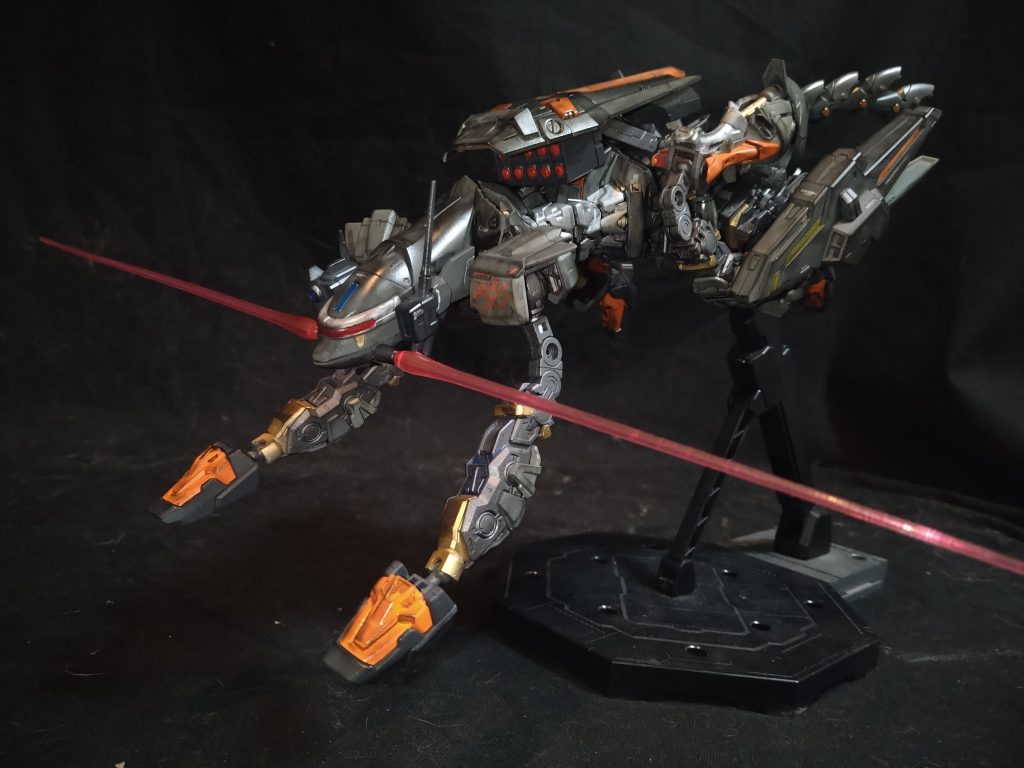 メイン武装はツインビームサーベルと多弾道ミサイルで構成しています