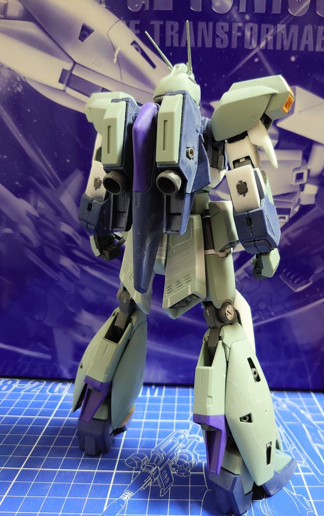 肘外装の修正。膝関節脇のパーツをカットし市販パーツとモールドを彫り込んだプラ板を組み合わせて状置換。ランドセル脇のアポジモーターモールドを一度削り落として市販パーツに置換。