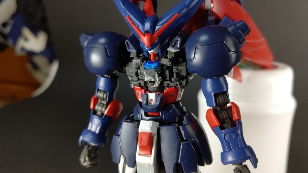 ゴッドガンダムのフレームをゴリゴリ削って外装を取り付けてゆきました。襟が首の可動に干渉するのでゴッドフィンガーのボールジョイントを襟元に移植しました。RGだとディテールっぽくて思ったより違和感無いかと思います。