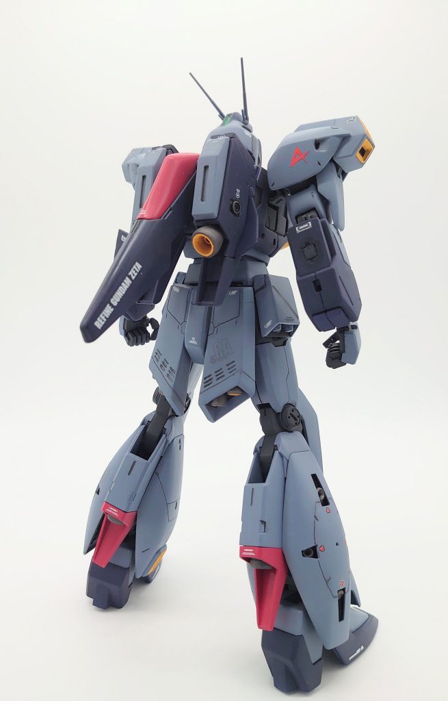 背面。腰アーマーの延長と左右三連のダクトモールドが特徴的です。主にタガネとノミで彫りました。