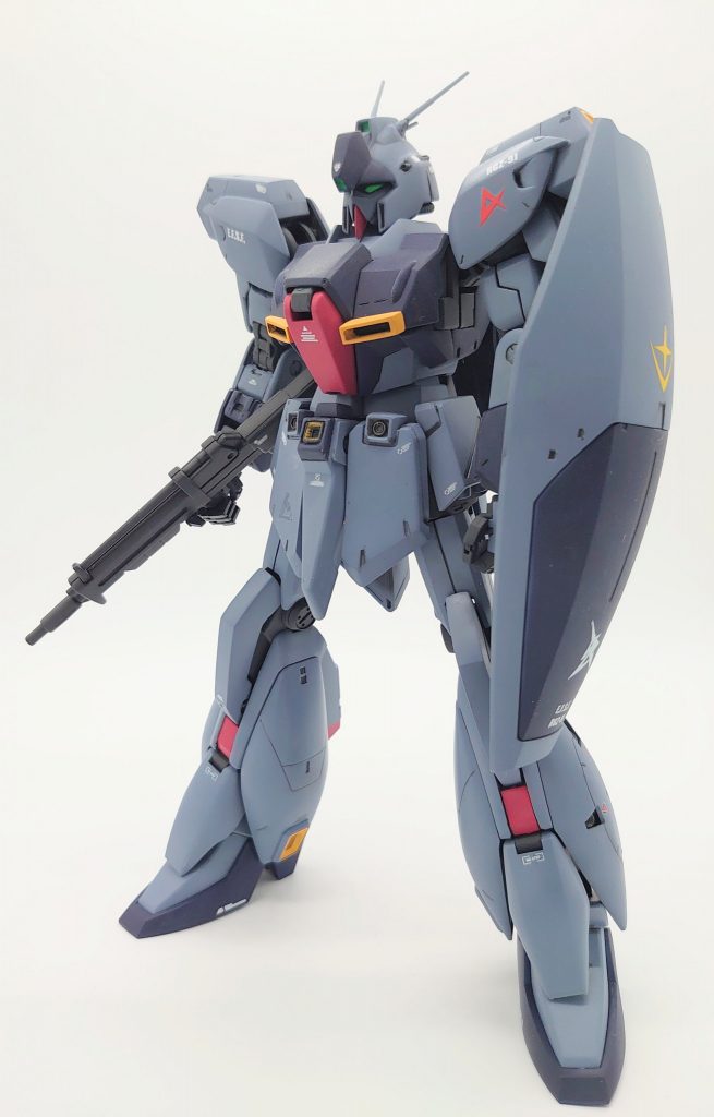 ビームライフルとシールド装備。