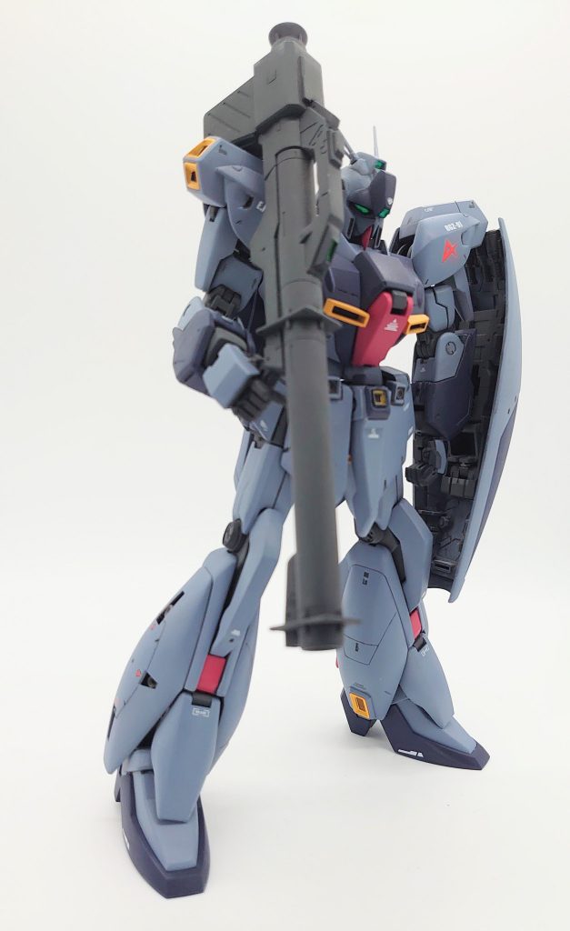 MGHI-νガンダムのバズーカを流用して装備してます。