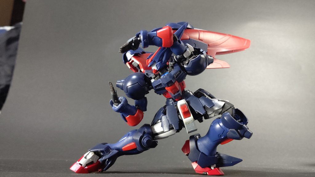 マントが重いですがRGはそれなりに自重があるのでこポーズでも自立出来ます。