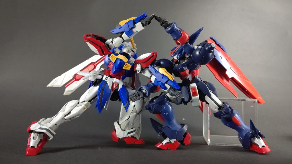 ホントはゴッドガンダムでなくてシュバルツが取ってるポーズです。もう1個ゴッドガンダムを買えたらシュピーゲルにフレーム仕込んで本来の組み合わせでこの場面を再現したいです。