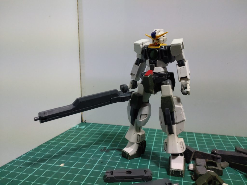 今回は設定は最初から決めてから作り始めたので割とスムーズ作れました。素材にしたサバーニャはOO映画公開時買ったもので最終戦仕様にするためホルスターを抜かれ本体だけになったものです。