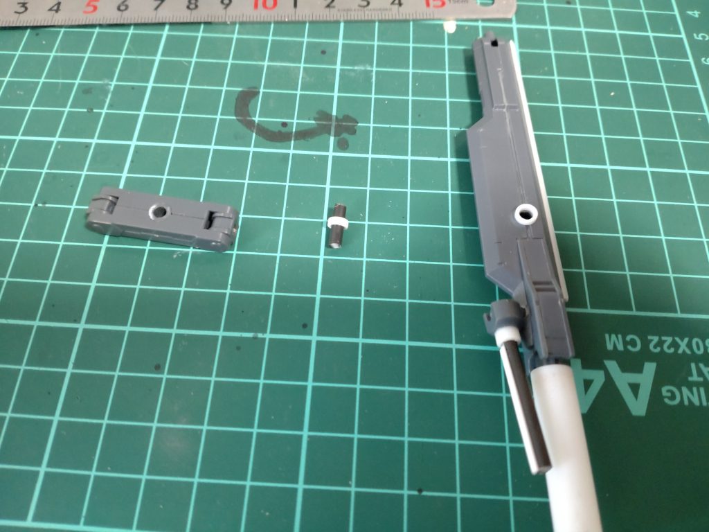 アームと武器の基部はランナーとプラ材です。