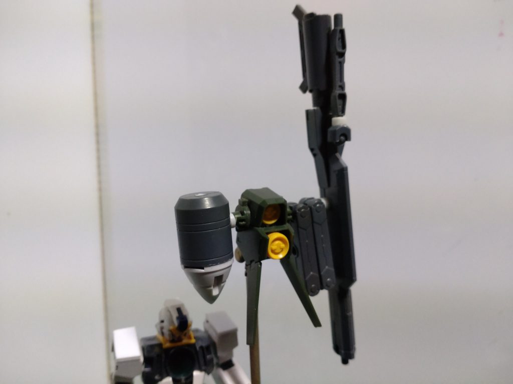 GNチェンジウェポンユニットはサバーニャのビットの基部を基に左側にジャイアントガトリングのタンクとOOのドライブを合わせたもの右側にアームアームズとジャンク品を組み合わせた武器を付けました。