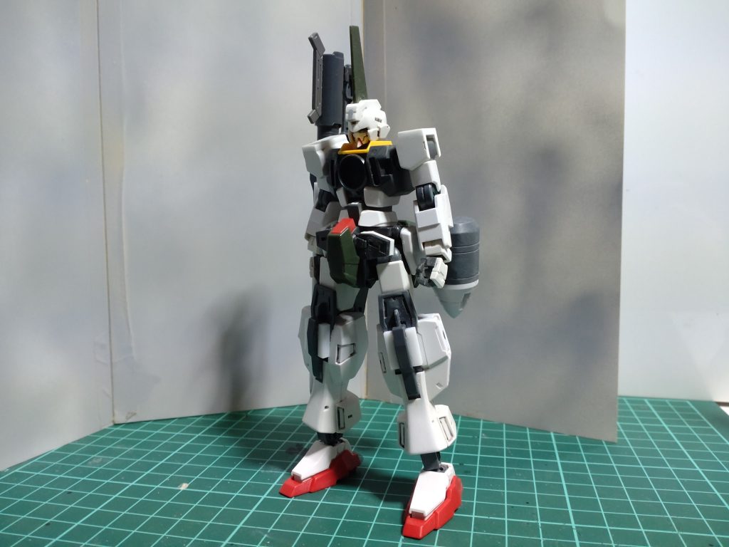 ほぼ完成形。本体は武装を外したサバーニャにプラ材を貼って足だけエクシアの物です。角はサバーニャのビットの基部についていた物を切り取ったものです。