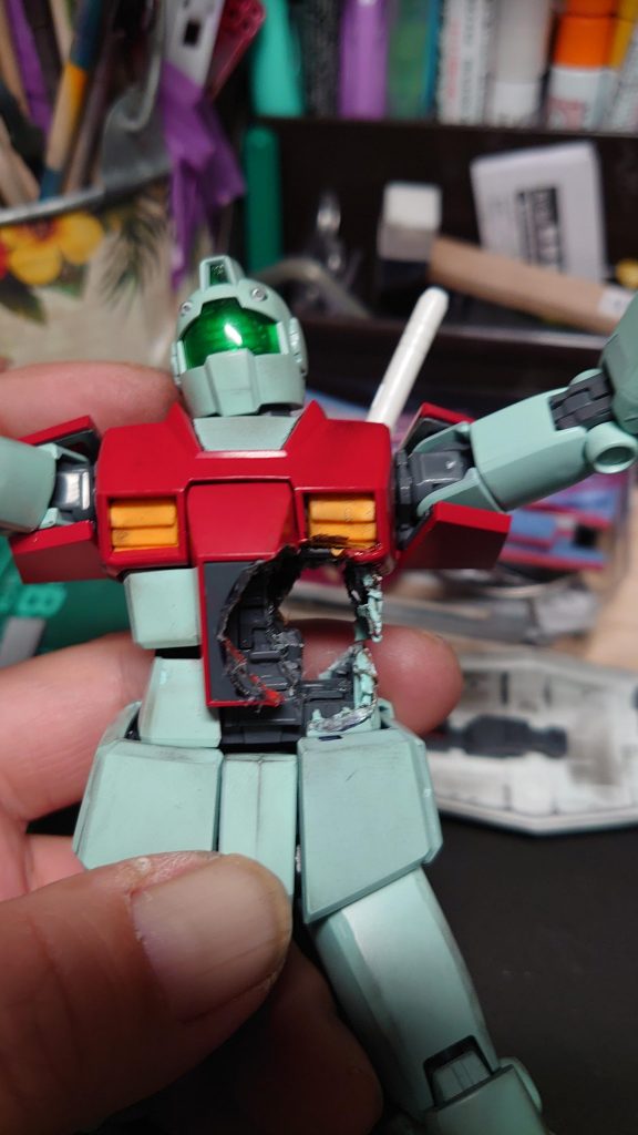 100均のデザインナイフをライターで何度も炙って貫通