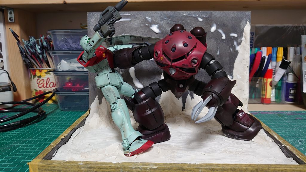 ジオラマの土台は紙粘土。やって気付いたが乾燥すると縮むのね…紙粘土。