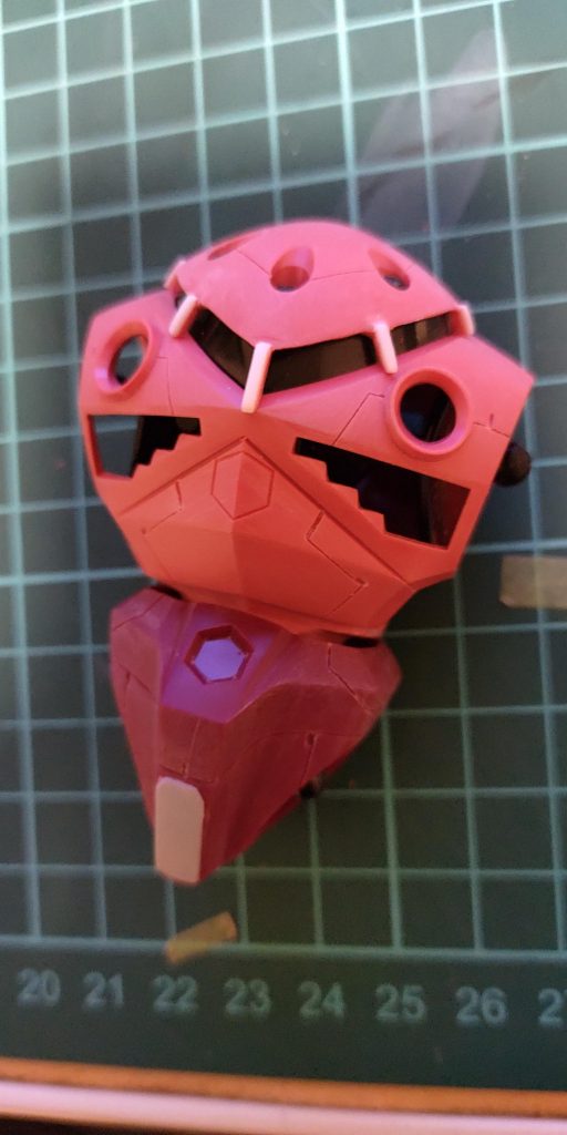 全体的にスジボリ、モノアイの柱部分にはプラ棒で段差を付け削り込み