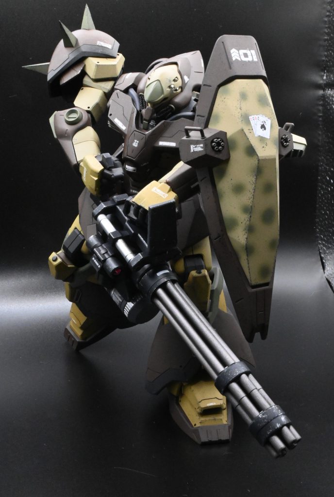 ホバー走行で敵地に高速侵入し、地上施設をガトリングで一掃するイメージで制作しました。シールドはインクスポット迷彩に挑戦。シールドバルカンも大口径の物へ換装し地上攻撃に特化させました。