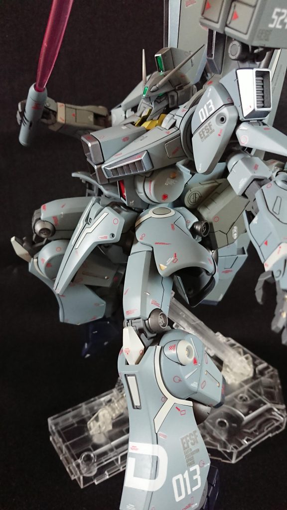 大型の機体に大きなビームサーベルは格好いいです。