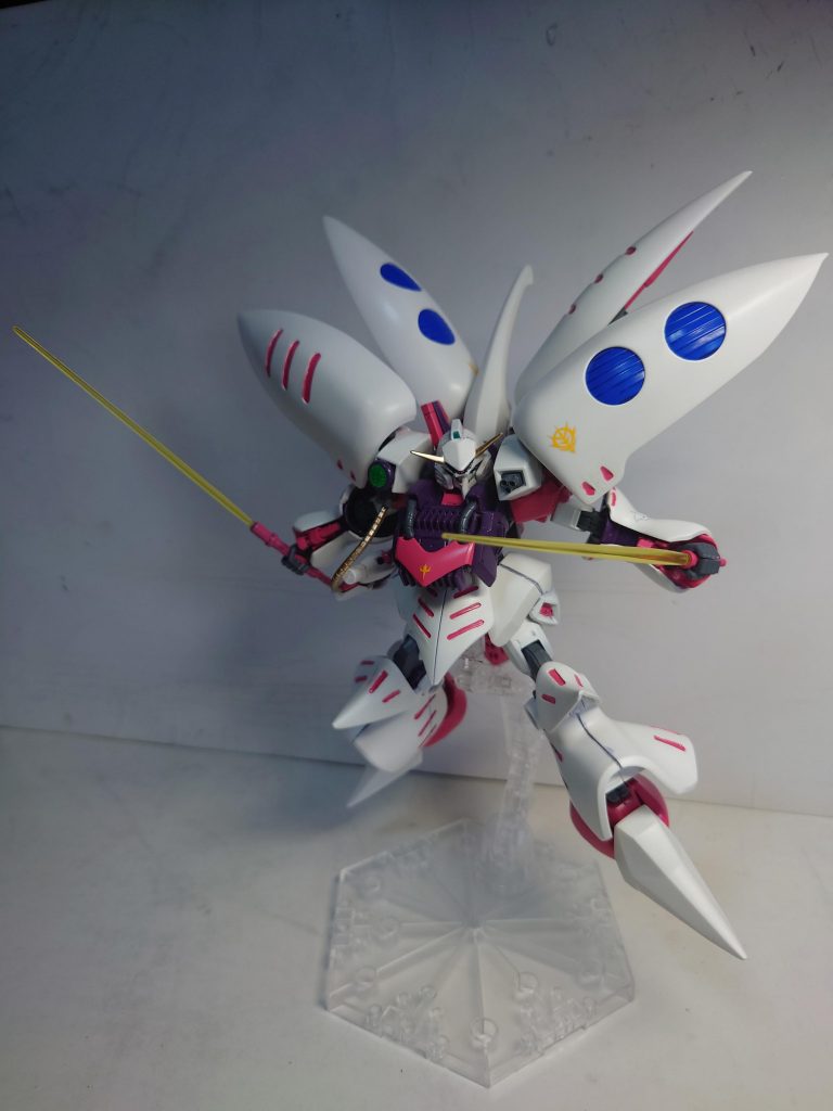 ハンドガン/ビームサーベルをガザCの物に交換。アニメにも出てきた大型ビームサーベルはジャンクパーツから作成してそれらしく形にし、肩部バインダーに収納しています。