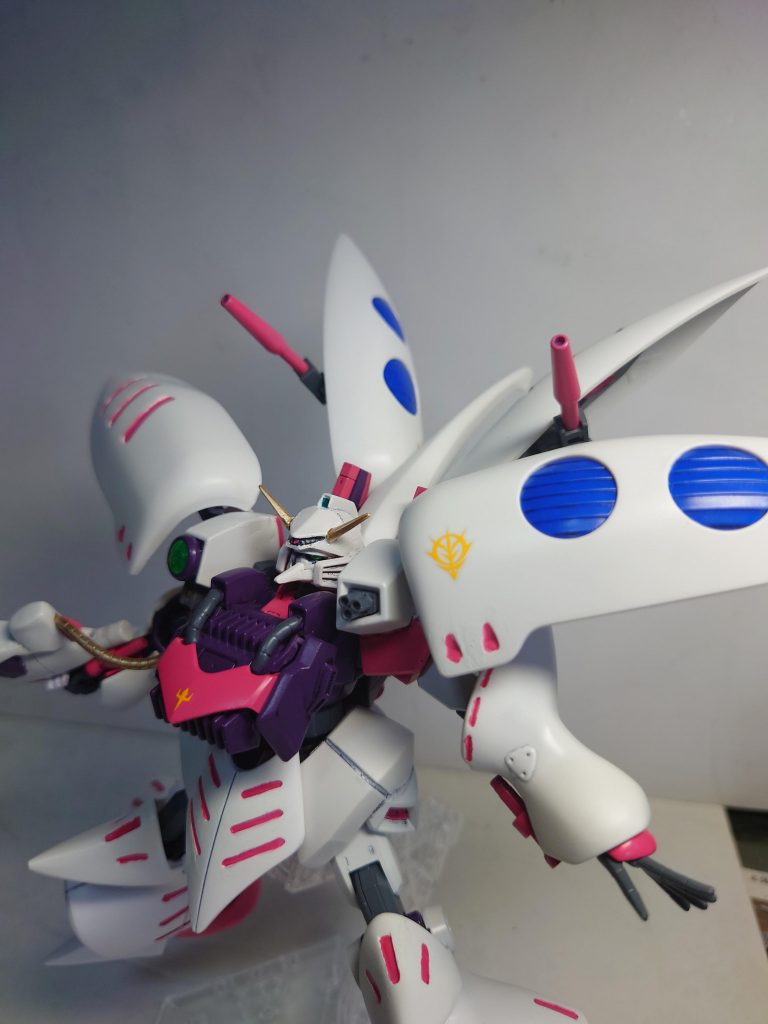 バックパックに備わっている背部バインダーにはガザCから流用したビームガンでフレキシブル・ビームキャノンを装備。後の量産型キュベレイに装備されるアクティブ・カノンの原型的なカンジです。砲身は取り外し可能なので、バックパックに残っているビームサーベルと共に予備サーベル的な運用も出来ます。