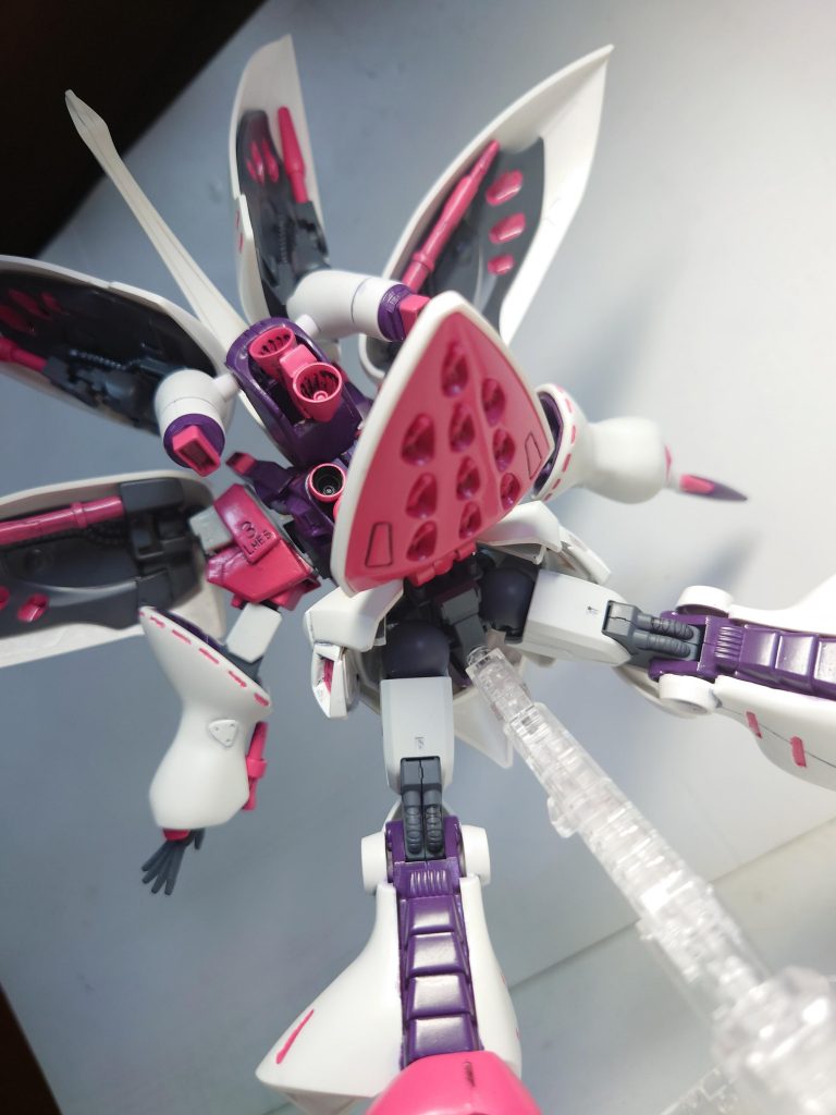 左肩後ろに刻まれている「Lmes3」の名に恥じず、ファンネルを10基搭載。サイコミュ送信用デバイスである頭部ユニットとマニピュレータもそのまま移植してるので操作精度も変化ありません。