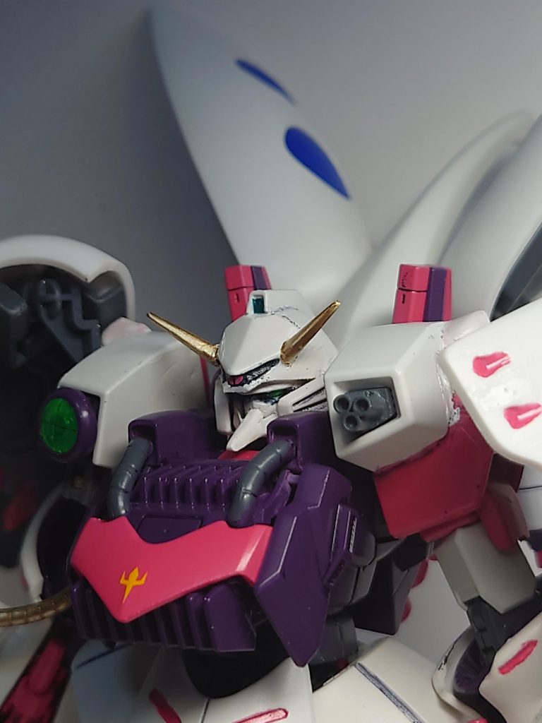 Mk.Ⅱを基礎とし、カメラ・センサー・レドーム及び増加した各機能の冷却装置・チンガードを増設。結果的にMk.ⅣにもMk.Ⅴにも似ているような独特の顔に仕上がりました。胴体もMk.Ⅱを基礎とし、キュベレイのボディ及びコクピットを無理やり取り付けた形にし、違和感を与えない様に同時に肩部も大型化しました。右肩に追加センサー、左肩に3連装75mmガトリングを装備してます。