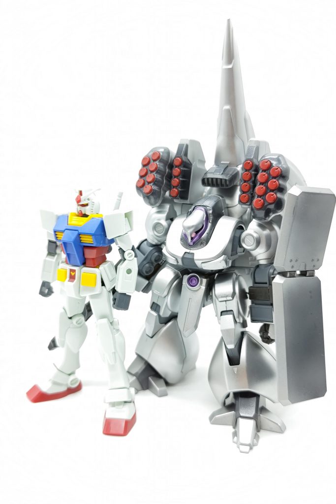 EGガンダムとの比較本体のMSは小さいが、ブースター・ポッドがバカデカい…このアンバランスさに加え、ミサイルをところ狭しと詰め込んださながら弾薬庫のような姿に、作っていて惚れてしまいました…