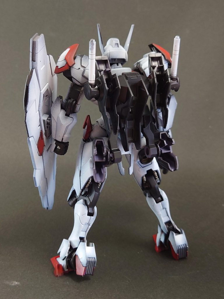 正面と背面から。今回はグラデーション塗装で重厚感を出せたらな〜と思いながら塗装しました。カラーリングはオリジナルで、白と赤を基調にしてみました！