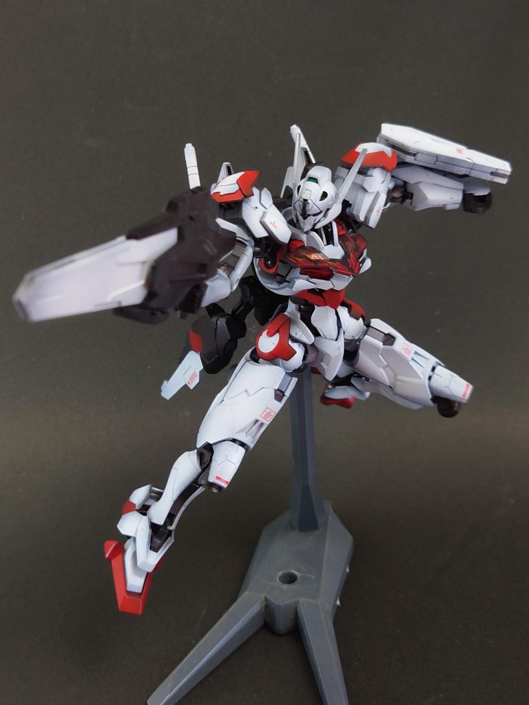 ライフルを構えて。このキット、膝立ちが余裕でキマるレベルにめちゃくちゃ可動域が優秀なのでポージングがとても楽で楽しかったです。 今回は結構いい感じに重厚感を出せたかな？と自分で思っているのでかなり満足出来ています。それでもまだまだ改善の余地はあるので精進していきたいです。