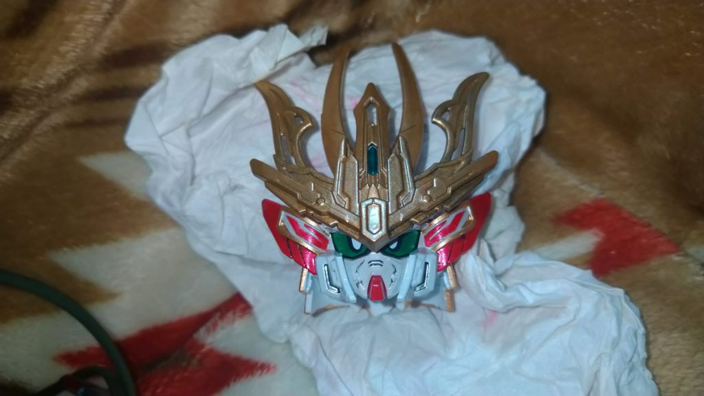 頭部です、目はシールです…