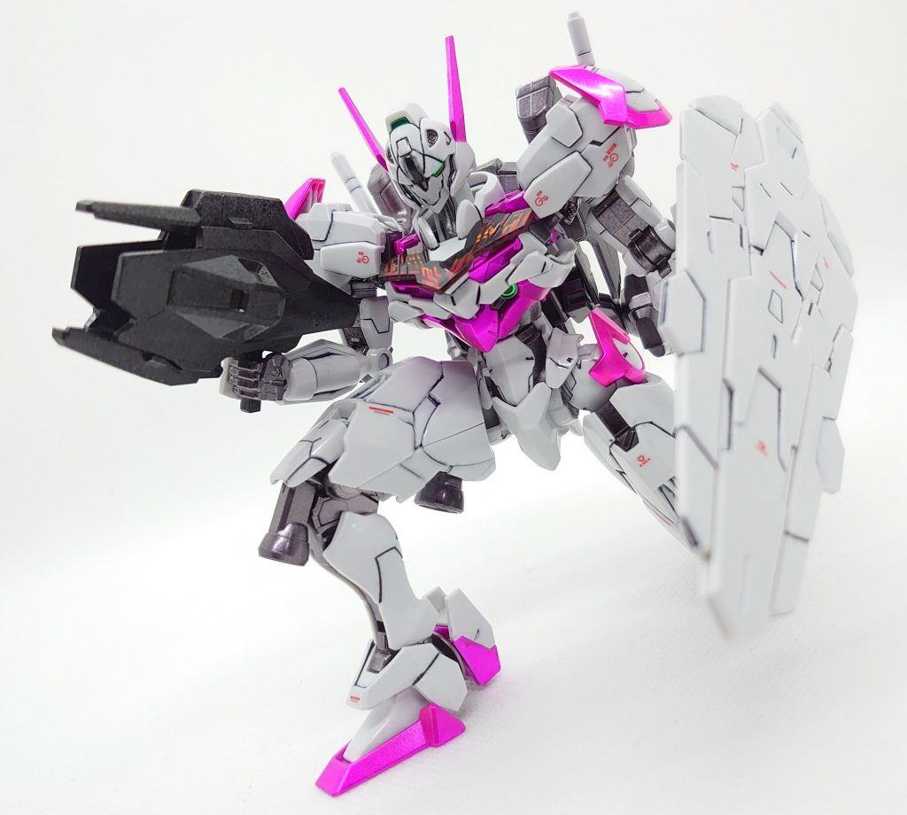 フロントアーマーが無く、脚の可動も素晴らしい為、非常にきれいな膝立ちが決まります。