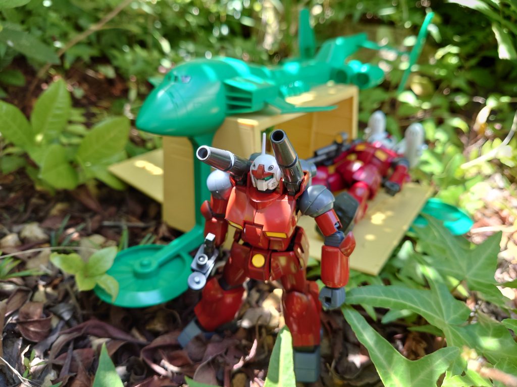 ガンペリー塗装前ので自然光撮影、背景の庭でが、ジャングルぽい雰囲気で良さげです（笑）